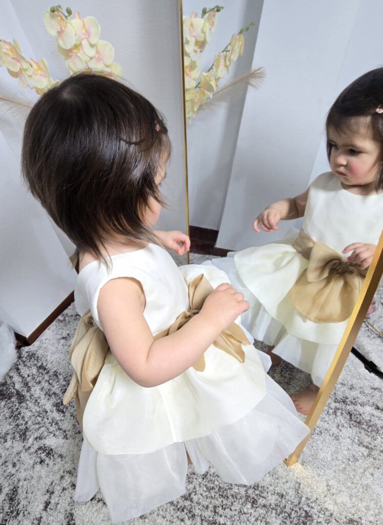 Niña con vestido de ceremonia