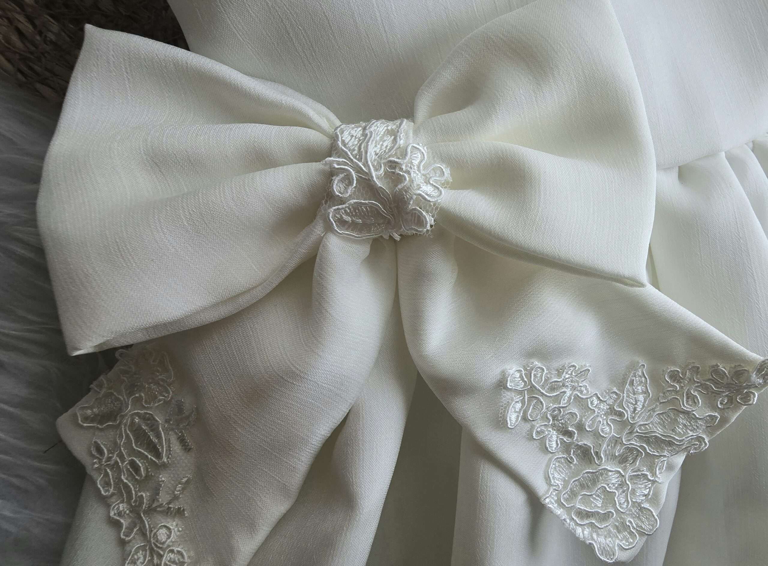 Vestido Arras y Bautizo con Lazo Bordado - Imagen 4