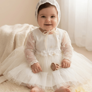 Vestido Bautizo niña en color marfil con capota de tul bordado y lazo grande.