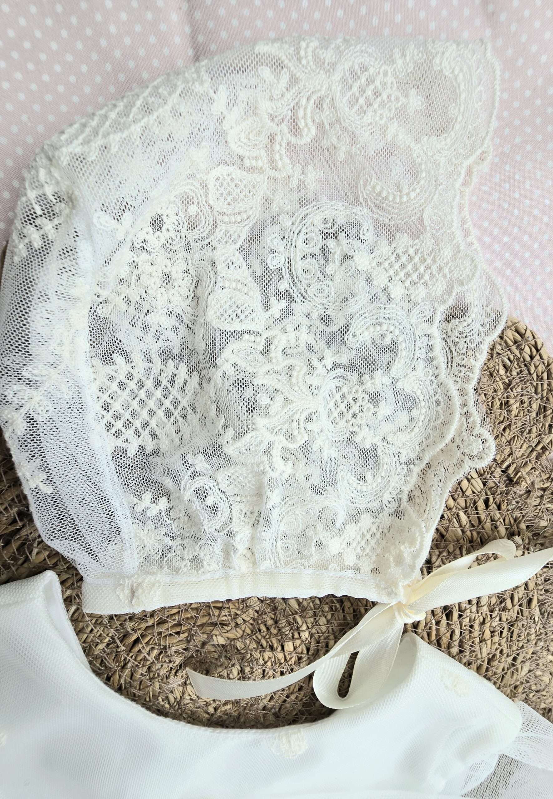 Vestido Bautizo en Tul Marfil con Capota de Encaje a Juego - Imagen 4