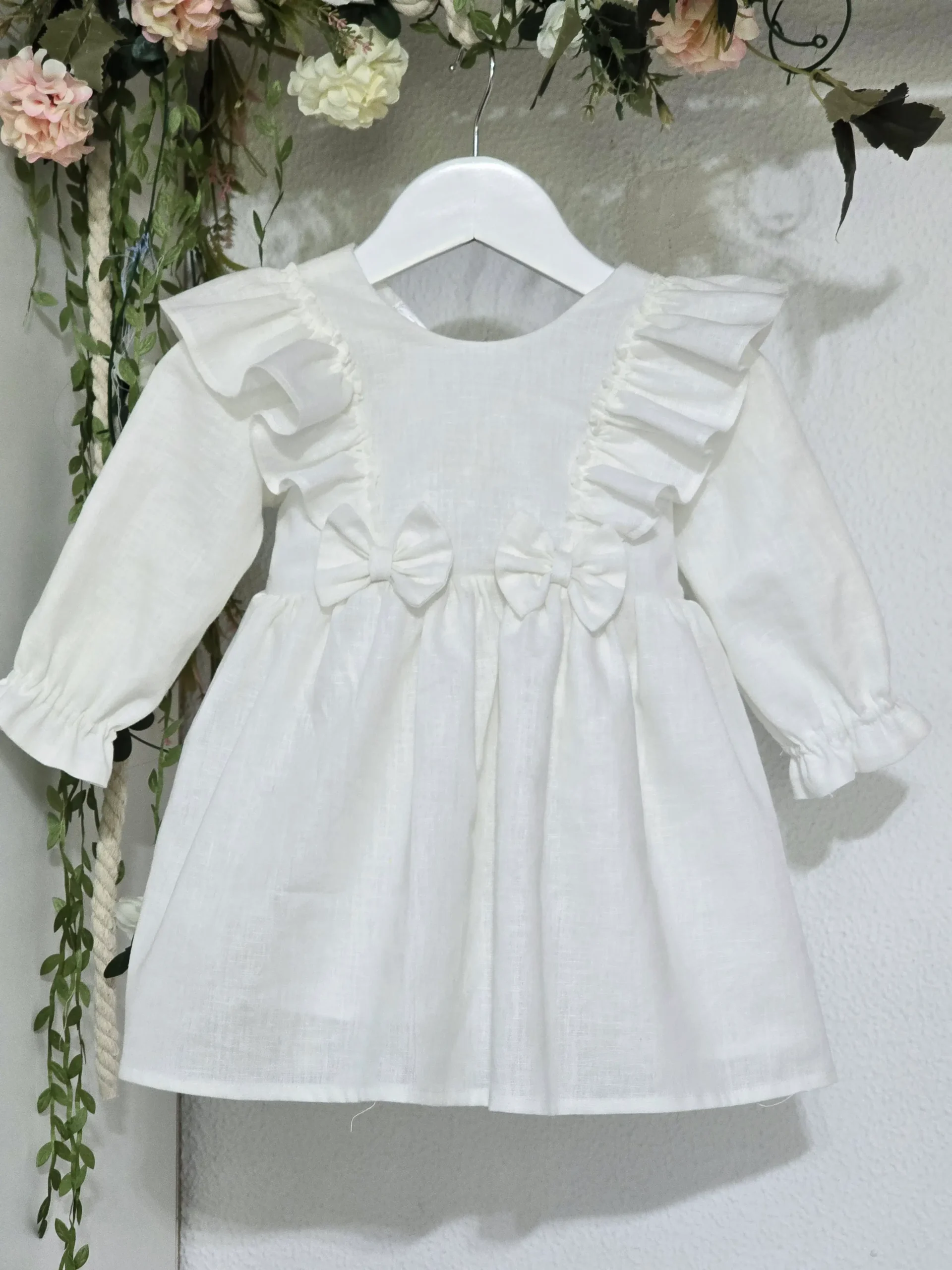 Vestido de niña en lino blanco roto